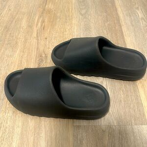 Women’s Yeezy Slides size 8